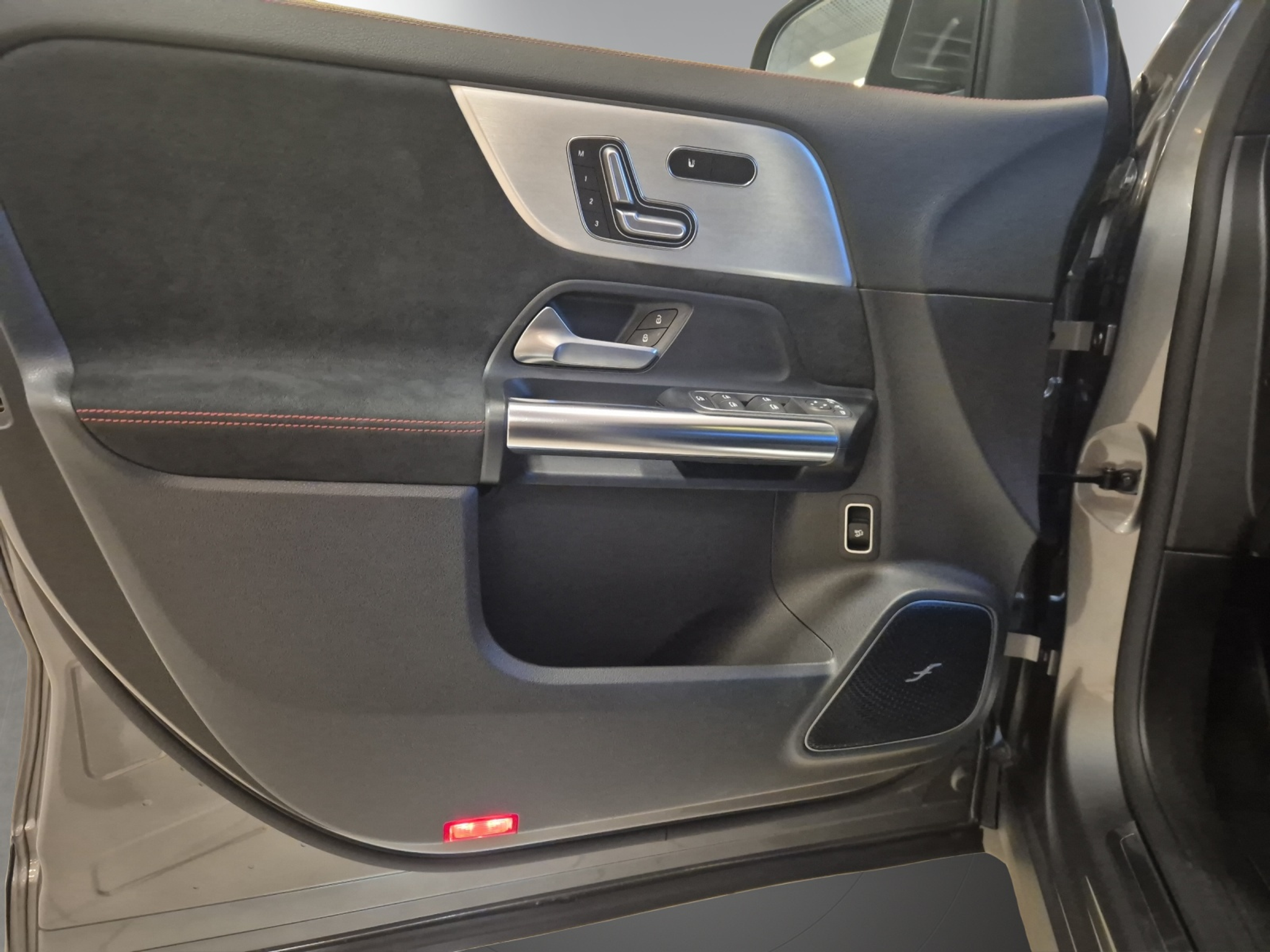 listing desktop thumbnail image 8