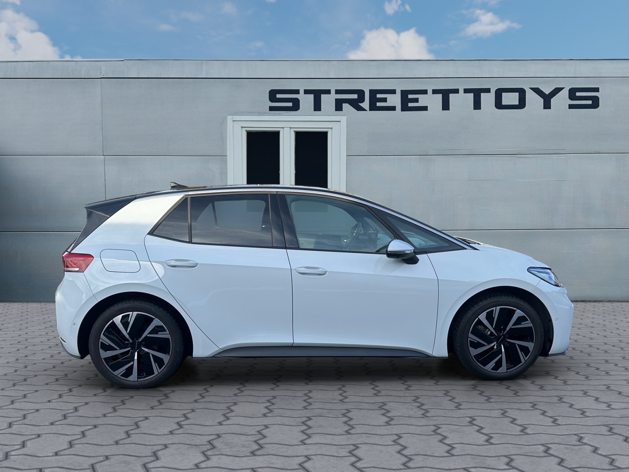 listing desktop thumbnail image 1