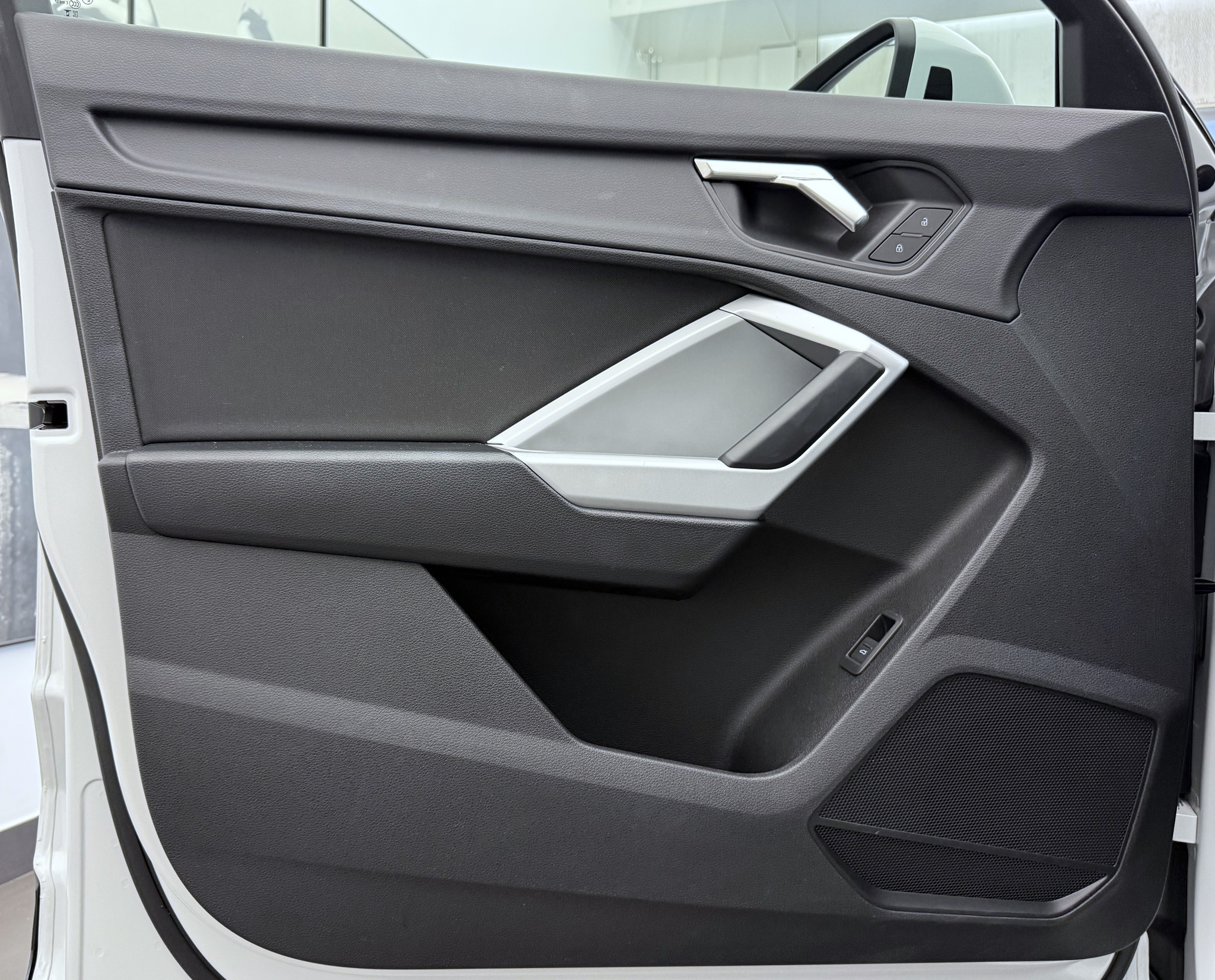 listing desktop thumbnail image 3