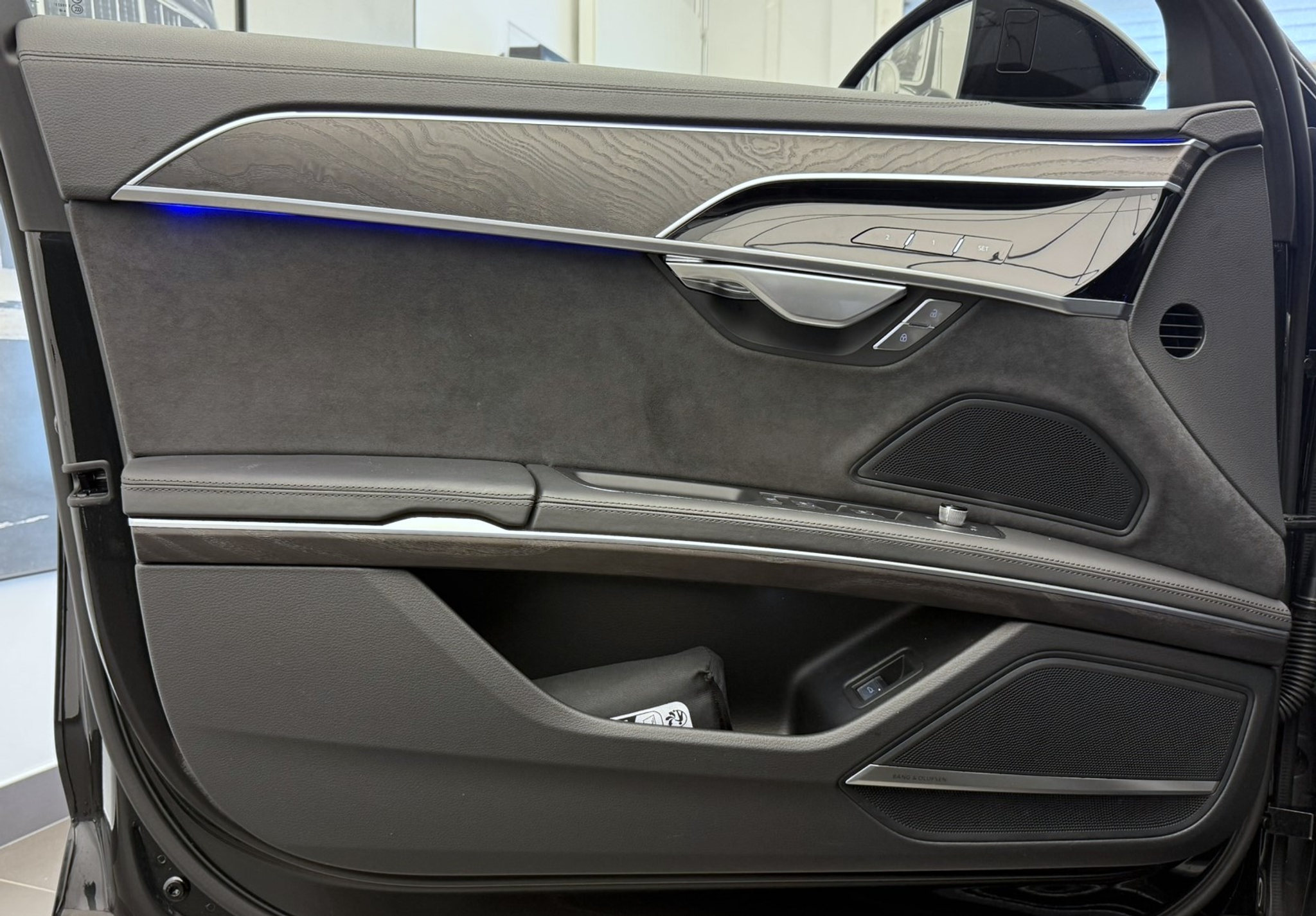 listing desktop thumbnail image 3