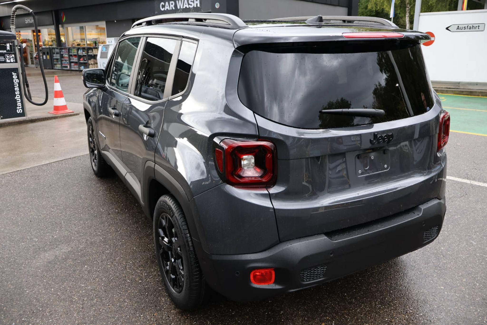 listing desktop thumbnail image 4